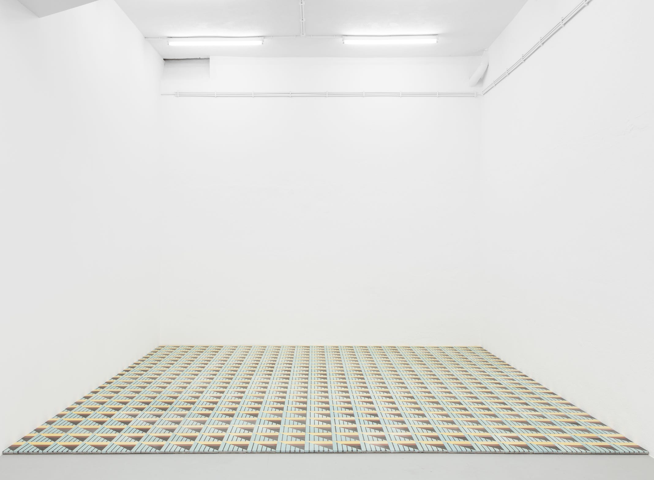 O mosaico hidráulico padrão "Engel" da Projecto Mosaico integrado na instalação Piso, 2018 da exposição na Kunsthalle Lissabon da autoria do artista Leonardo Engel