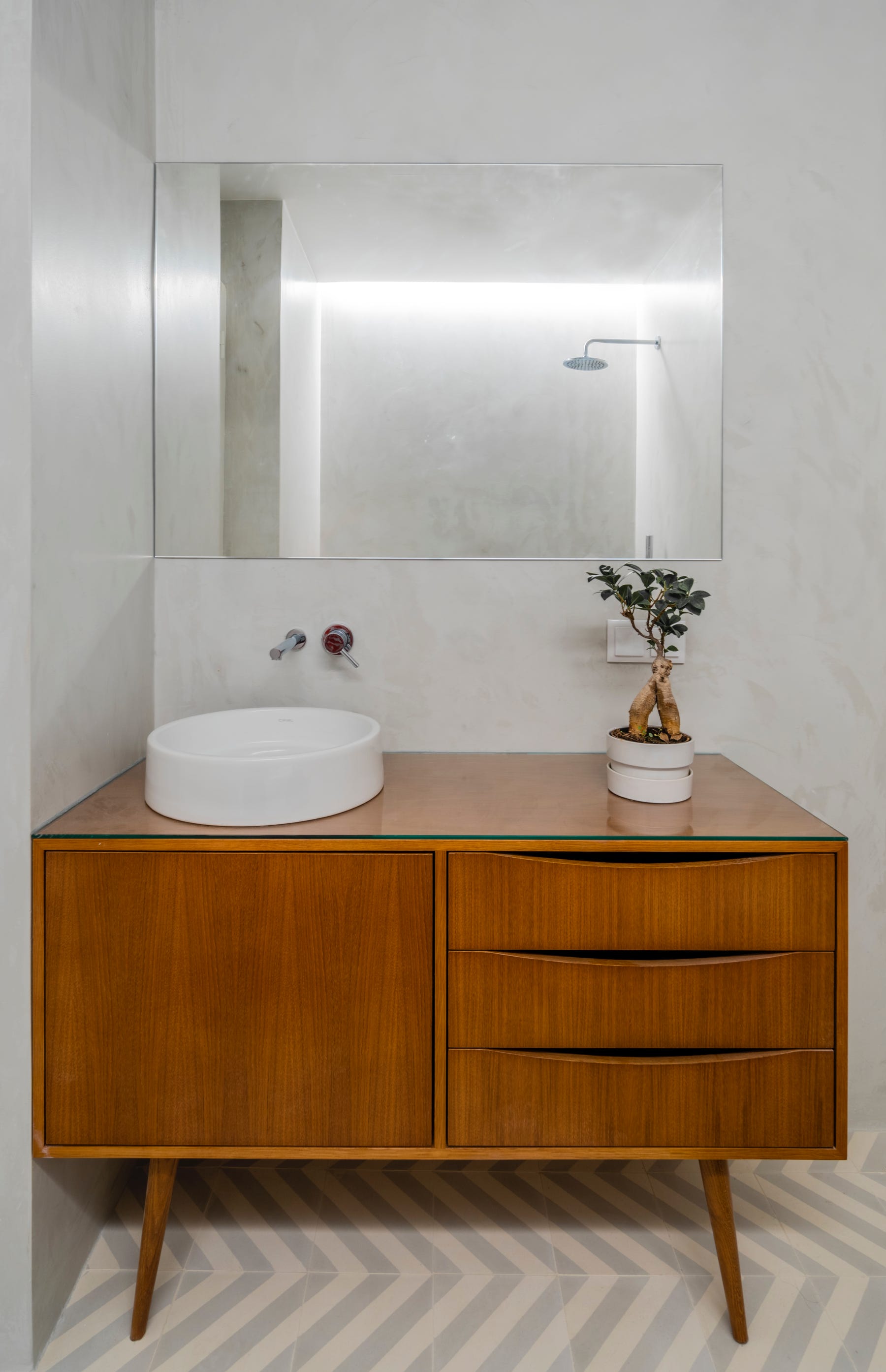 O padrão Riscas D da Projecto Mosaico num apartamento em Lisboa pela arquitecta Raquel Blanco